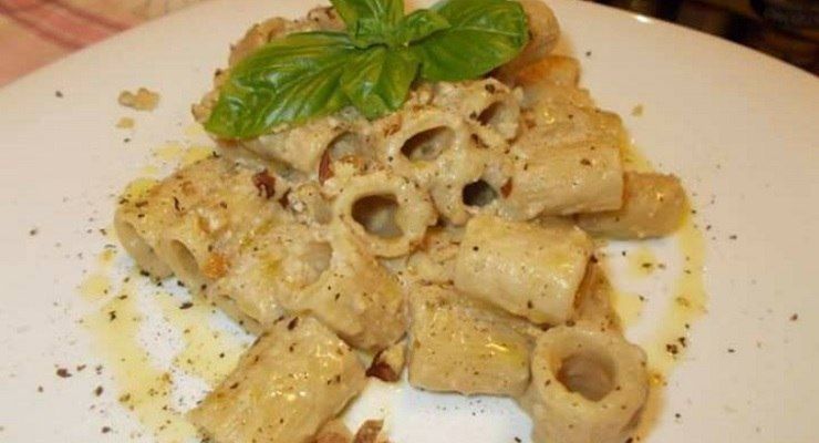 Pasta con pesto di melanzane noci e basilico