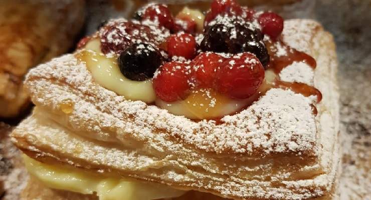 Pasta sfoglia con crema di ricotta e frutti di bosco light