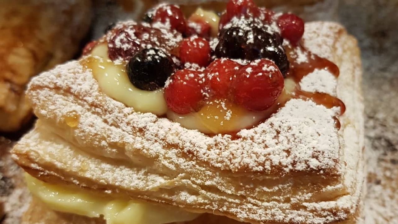 Pasta sfoglia con crema di ricotta e frutti di bosco 195 Kcal