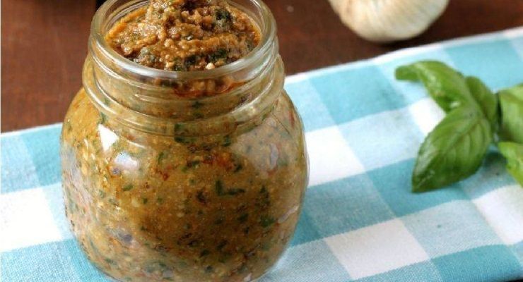 Pesto di melanzane basilico e noci