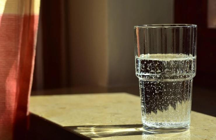 Un bicchiere di acqua minerale