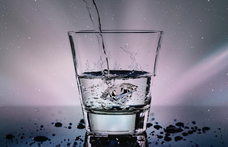 Un bicchiere riempito con dell'acqua