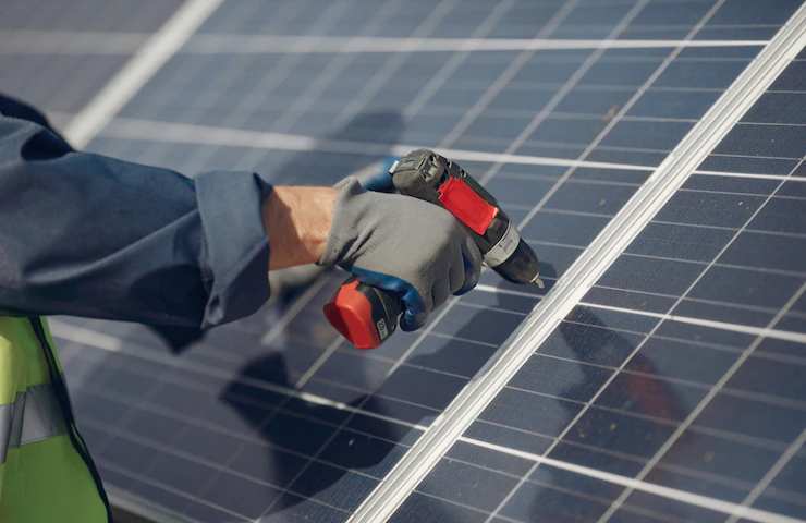 Un uomo installa dei pannelli solari