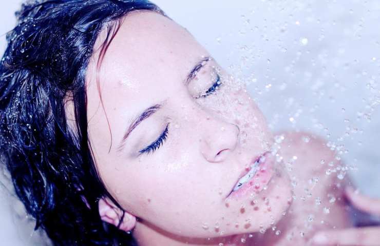 Una donna mentre fa la doccia