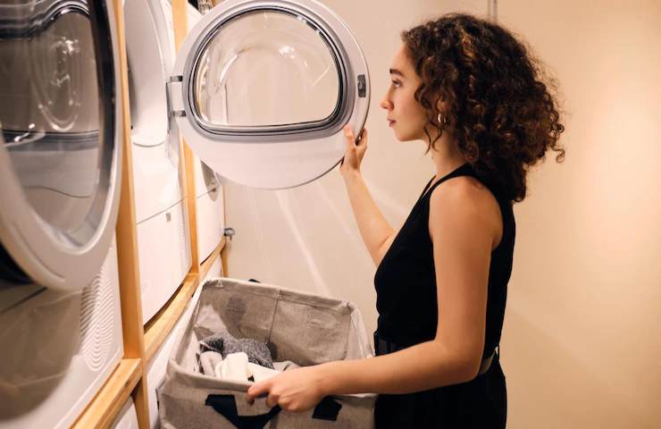 Una donna si accinge a fare il bucato