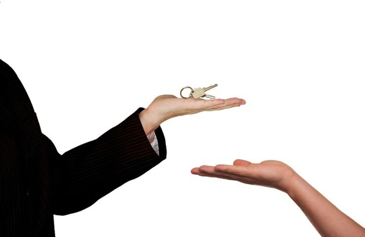 Una persona riceve delle chiavi di casa da un altro individuo