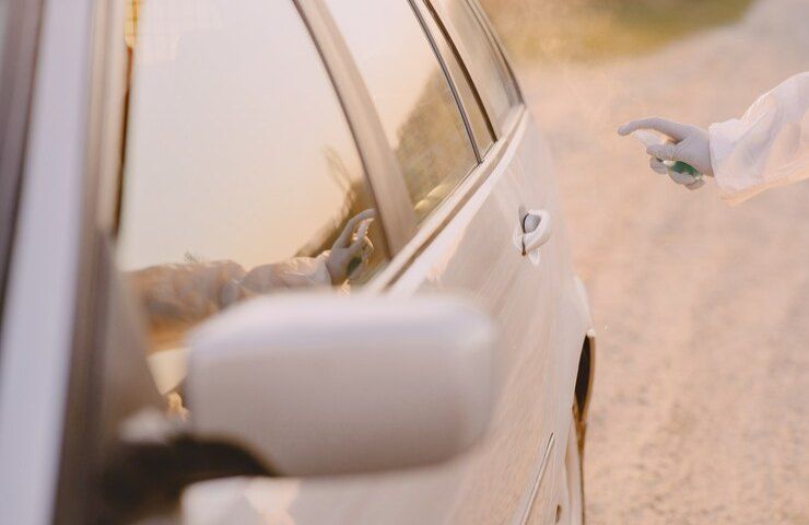 Una persona si avvicina ad un'auto ferma