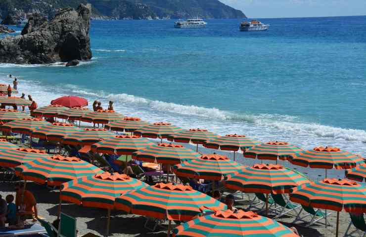 Una spiaggia con diversi ombrelloni