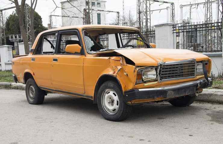 Un'auto con la carrozzeria ammaccata