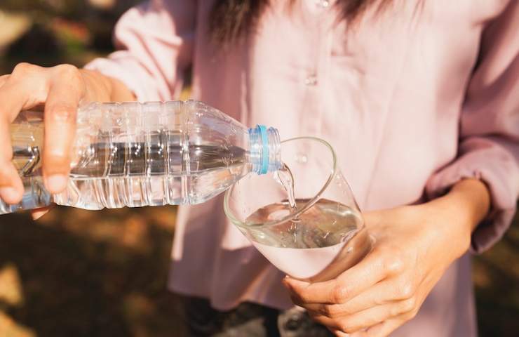 Acqua versata in un bicchiere