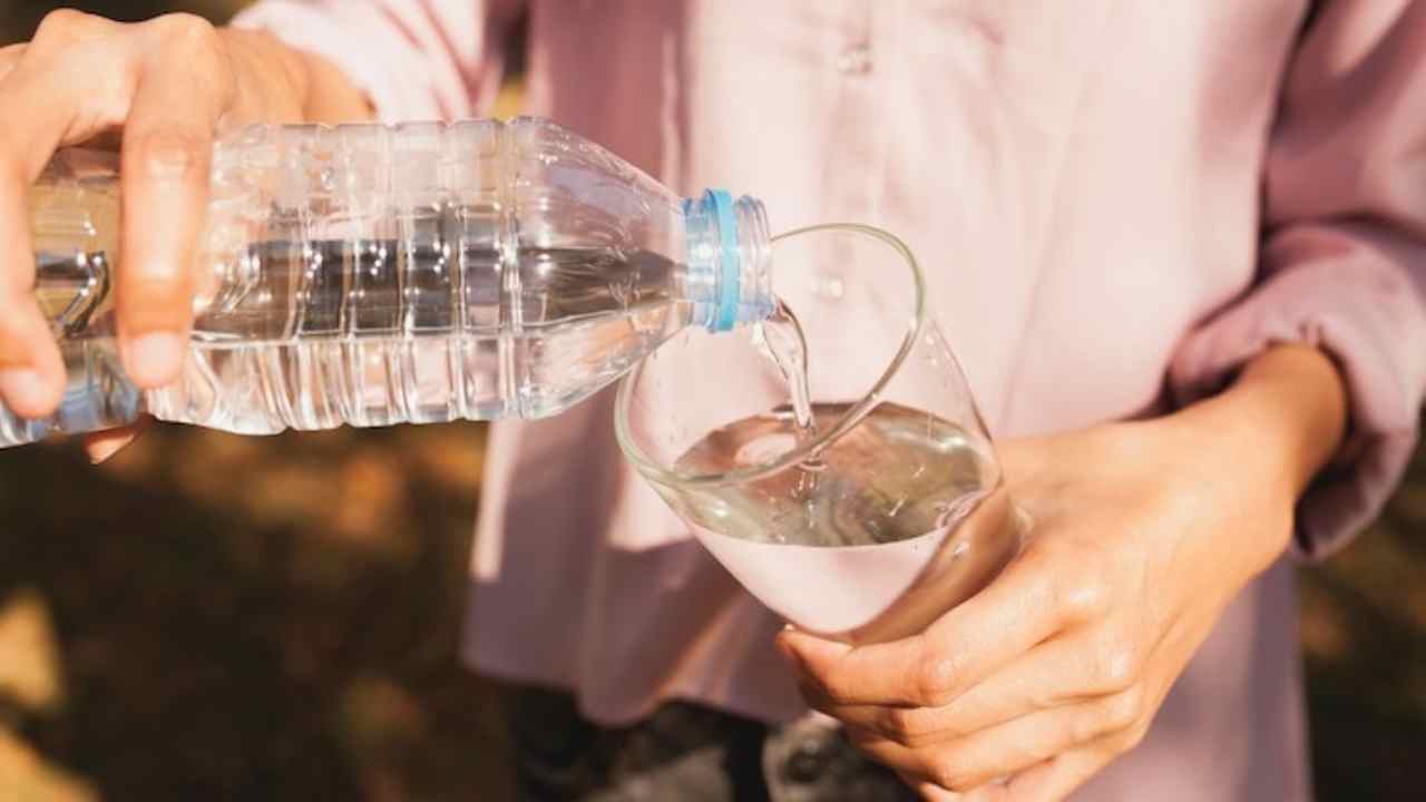 scadenza dell'acqua bottiglie vetro plastica