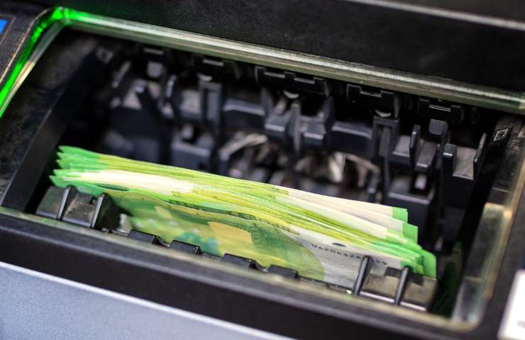 Banconote caricate in un bancomat