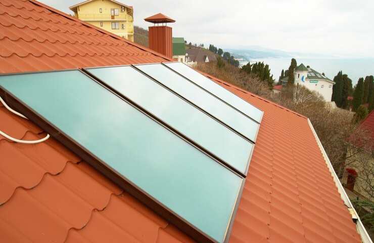 Dei pannelli solari installati sul tetto