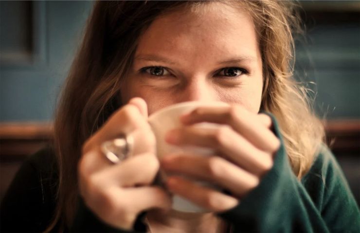 Donna beve un caffè