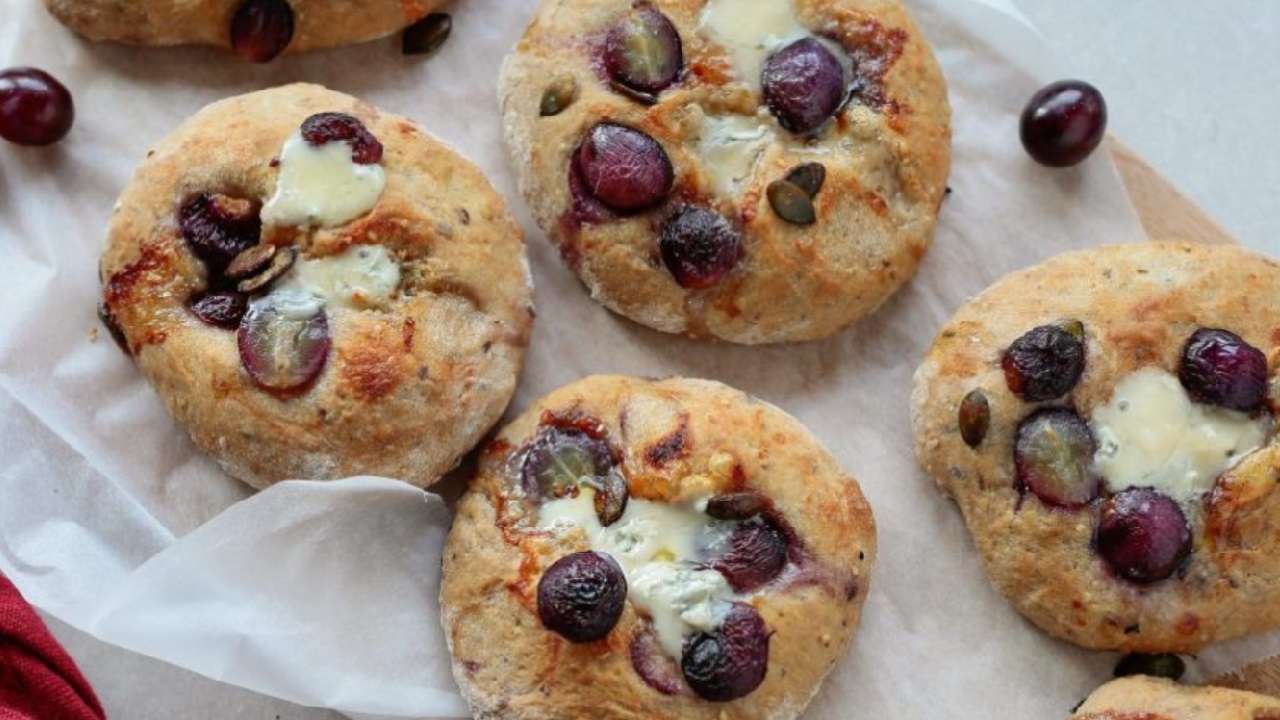 Focaccine con uva e gorgonzola soffici