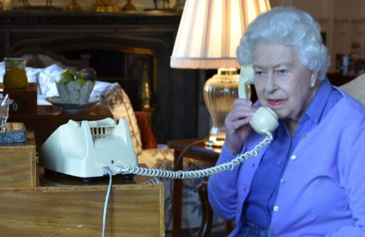 La regina fotografata al telefono