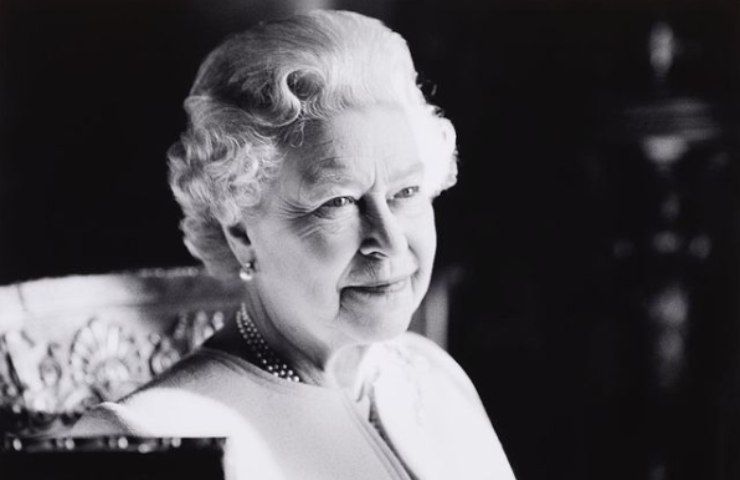 La regina in una foto in bianco e nero