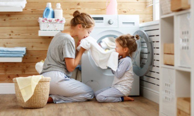 Mamma e figlio in bagno