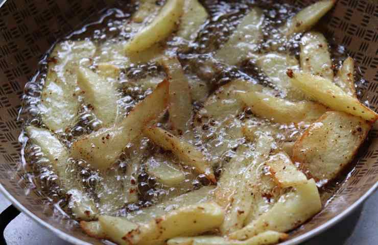 Patate fritte in padella