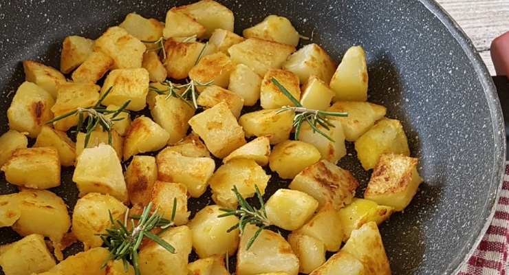 Patate in padella croccanti