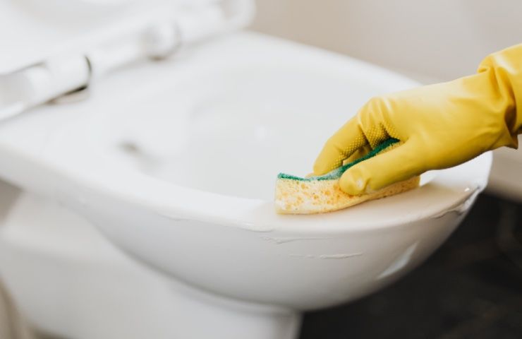 Nettoyer la cuvette des toilettes