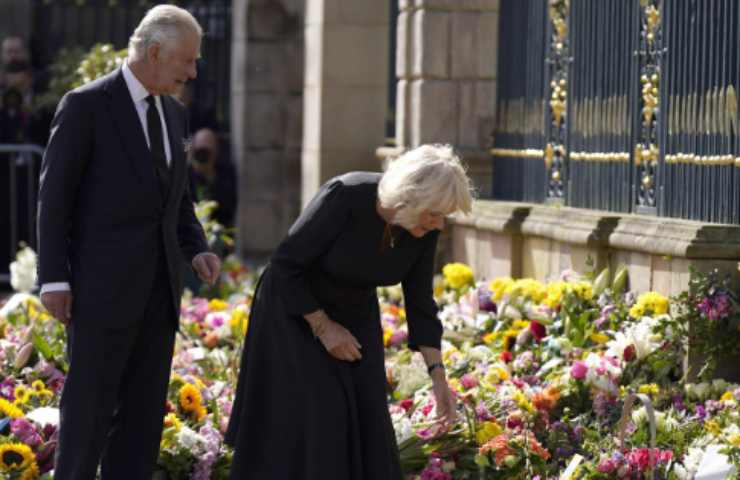 Re Carlo III e Camilla omaggiano Elisabetta a Buckingham Palace