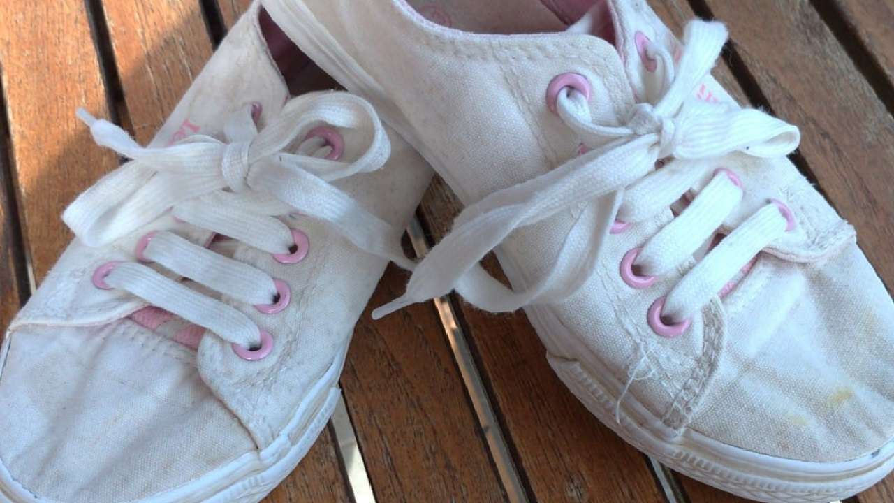 Scarpe di tela bianche 3 ingredienti per pulirle