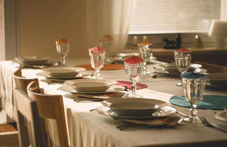 Tavola pronta per un pranzo