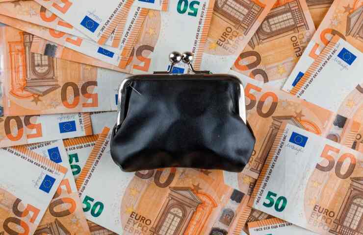Un borsellino e diverse banconote da 50 euro