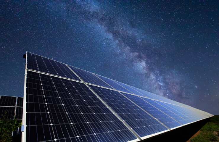 Un impianto fotovoltaico di notte