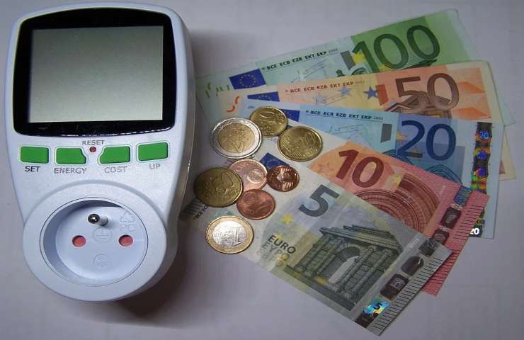 Un misuratore di corrente e dei soldi in euro