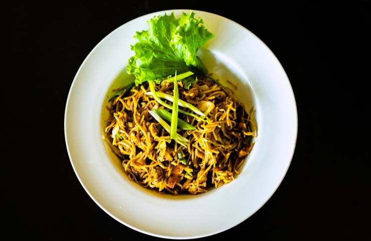 Un piatto di pasta e legumi con anche verdure