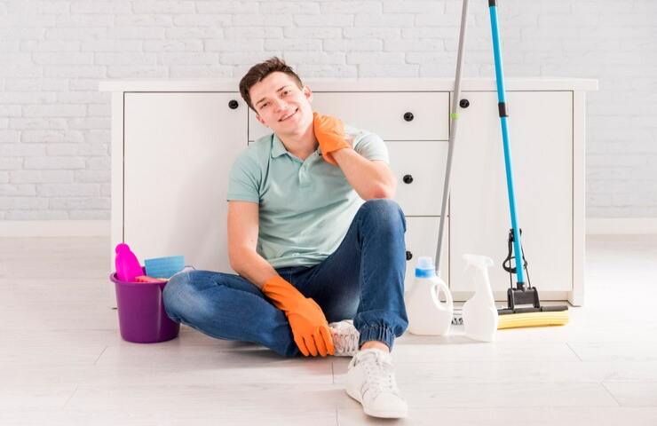 Un uomo durante le pulizie di casa