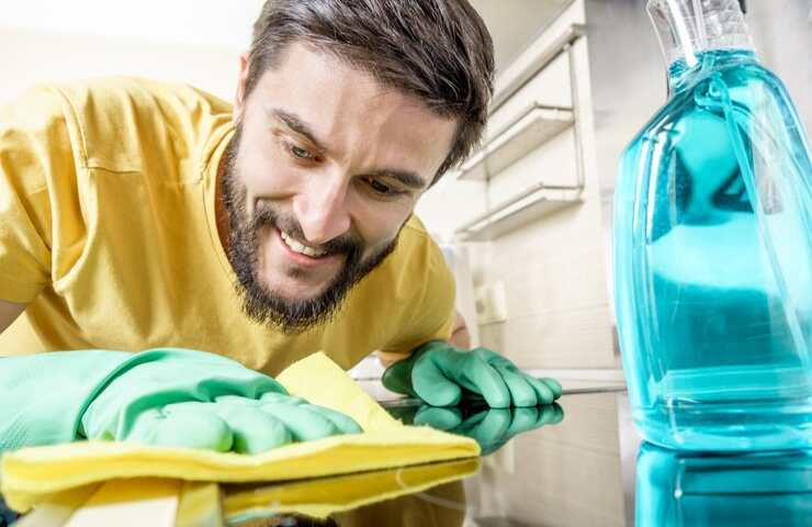 Un uomo preda di ossessione per il pulito