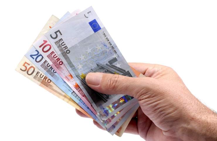 Un uomo regge dei soldi in euro