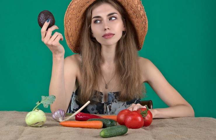 Una donna con delle verdure