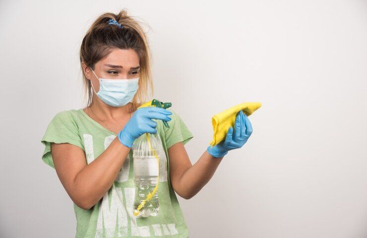 Una donna impegnata nelle pulizie di casa
