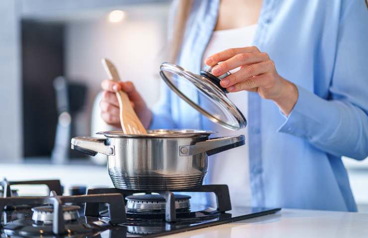 Una donna mentre cucina