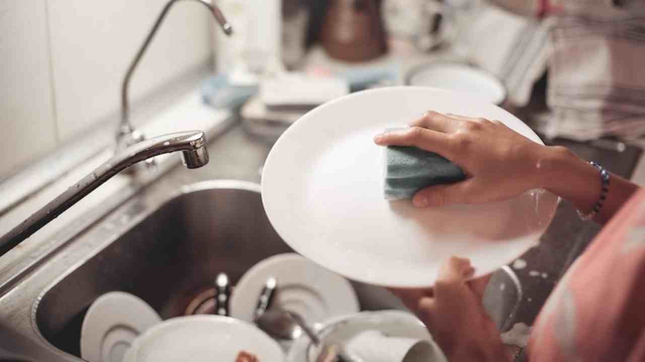 lavare i piatti come conviene come risparmiare