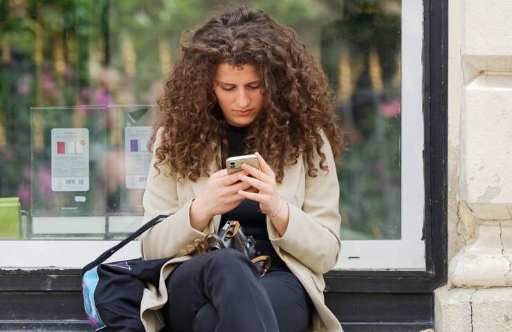 Una donna mentre utilizza un telefonino