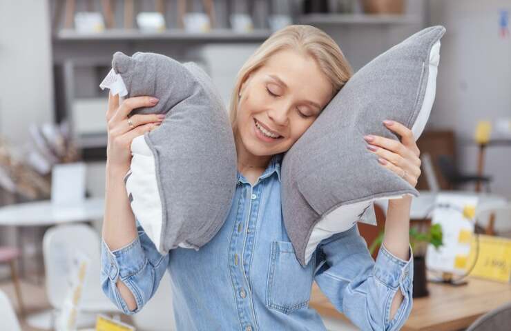 Una donna tiene dei cuscini soffici