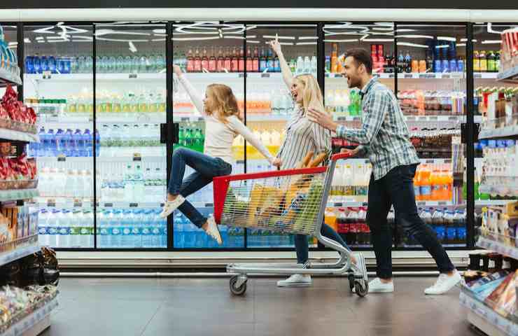 Una famiglia entusiasta al supermercato