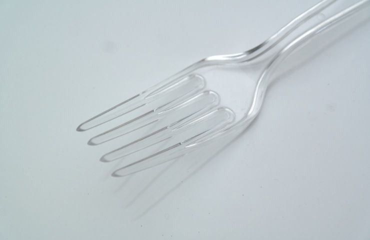 Una forchetta di plastica