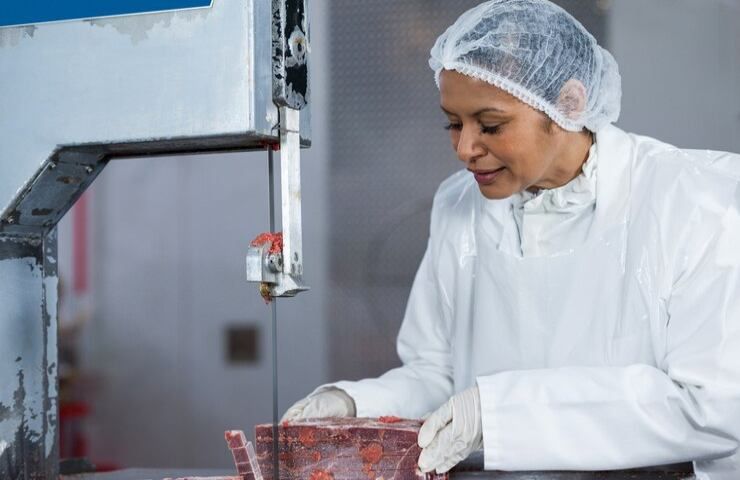 Una lavorazione della carne in corso