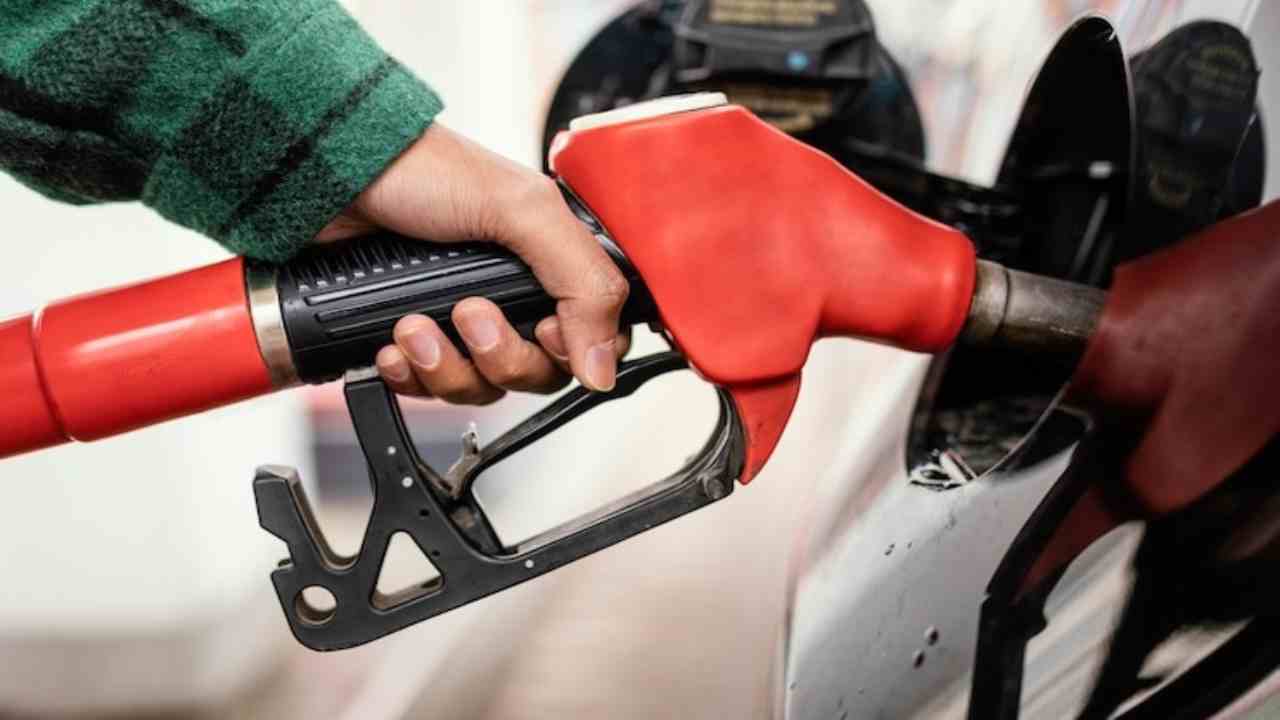taglio delle accise 17 ottobre benzina diesel prezzo