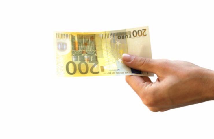 Una persona regge una banconota da 200 euro