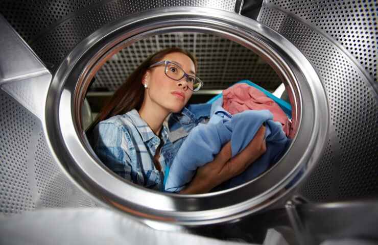 Una ragazza sta per fare il bucato