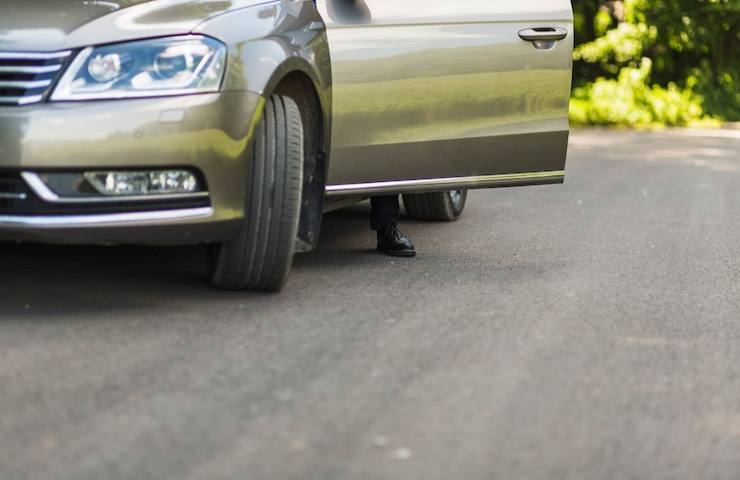 Un'auto ferma in strada