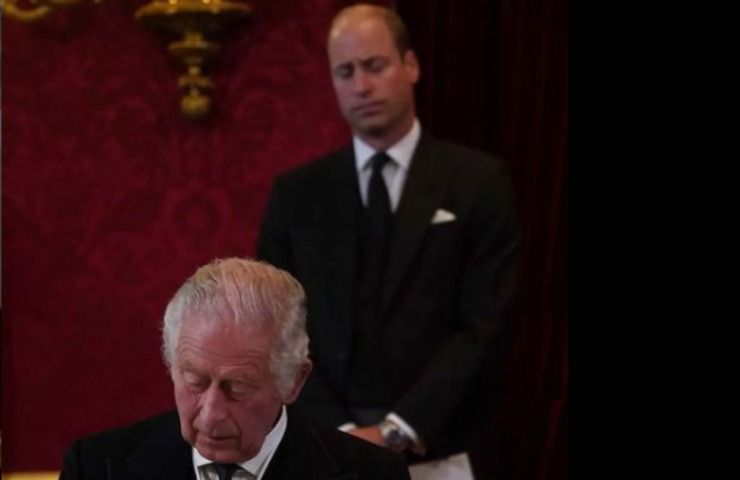 William alle spalle del padre Carlo III