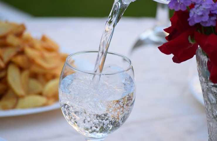 Bicchiere d'acqua per bruciore di stomaco